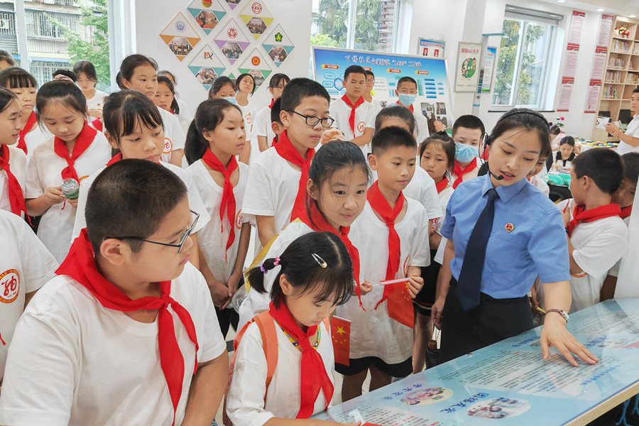 检察官为同学们讲解法治知识